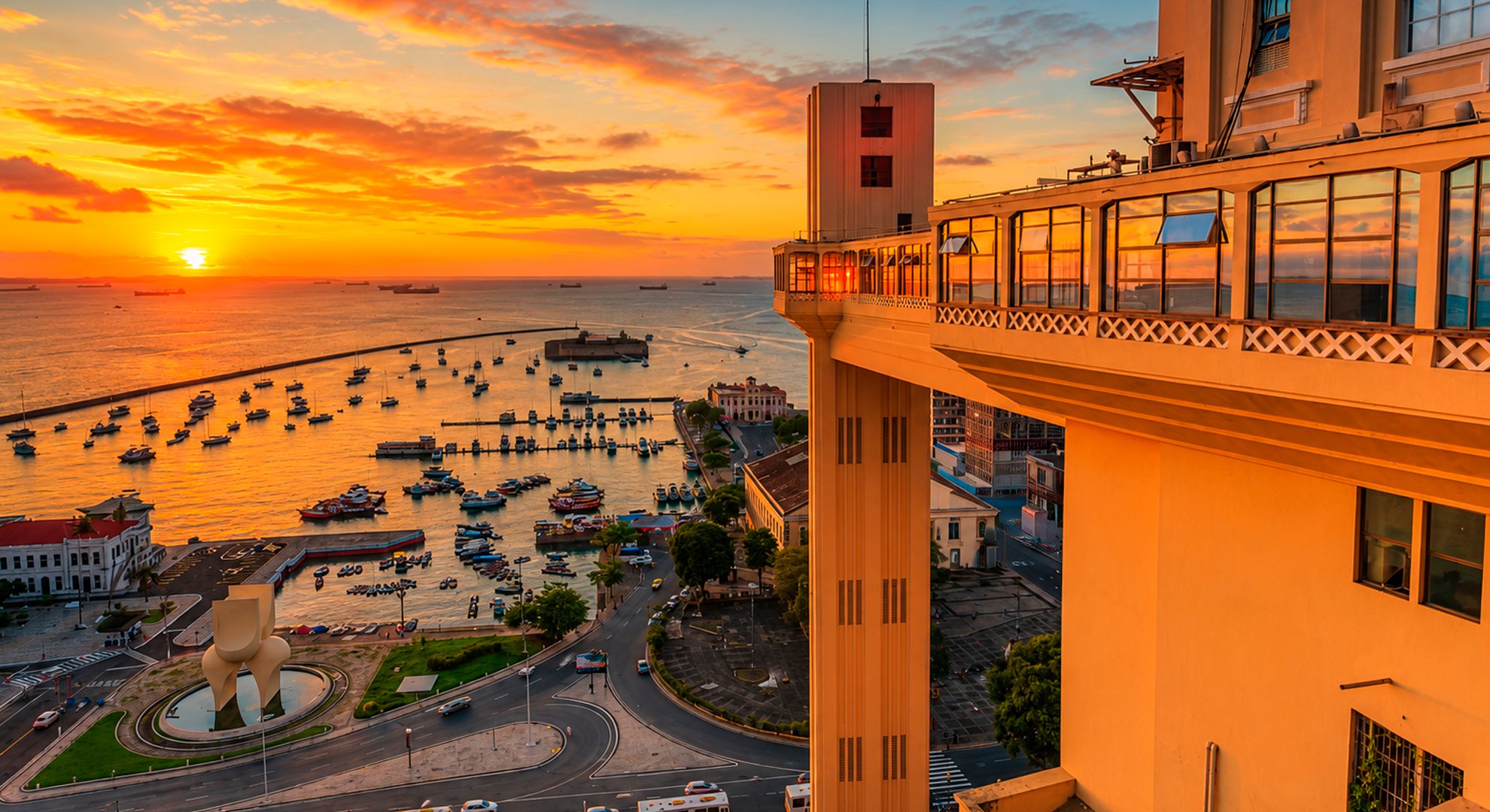 Elevador Lacerda ao pôr do sol, Salvador